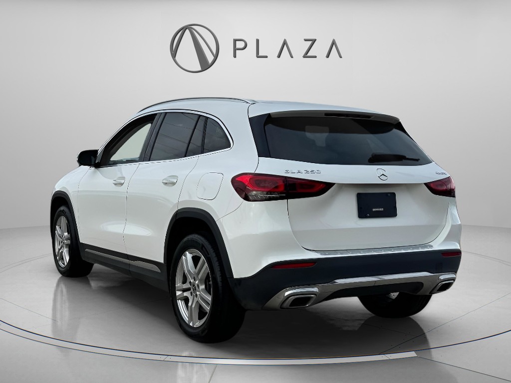 Mercedes-Benz GLA Vehicle Full-screen Gallery Image 04