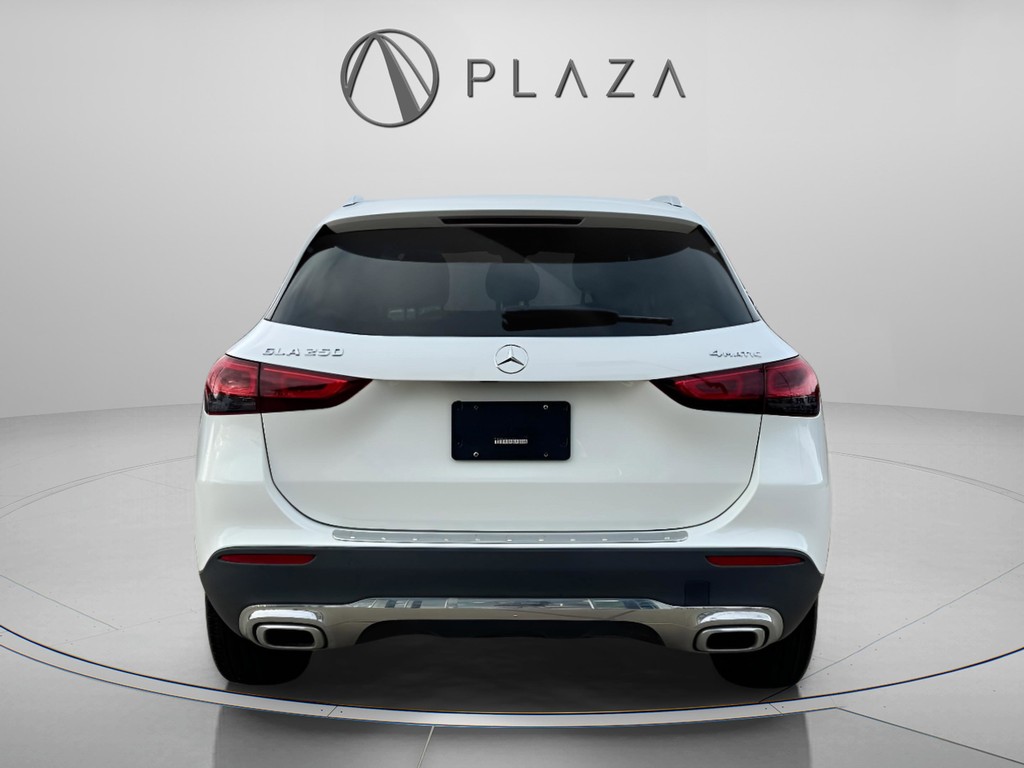 Mercedes-Benz GLA Vehicle Full-screen Gallery Image 05