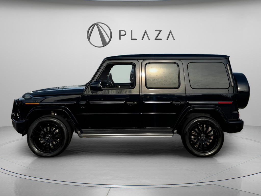 Mercedes-Benz G-Class Vehicle Full-screen Gallery Image 03