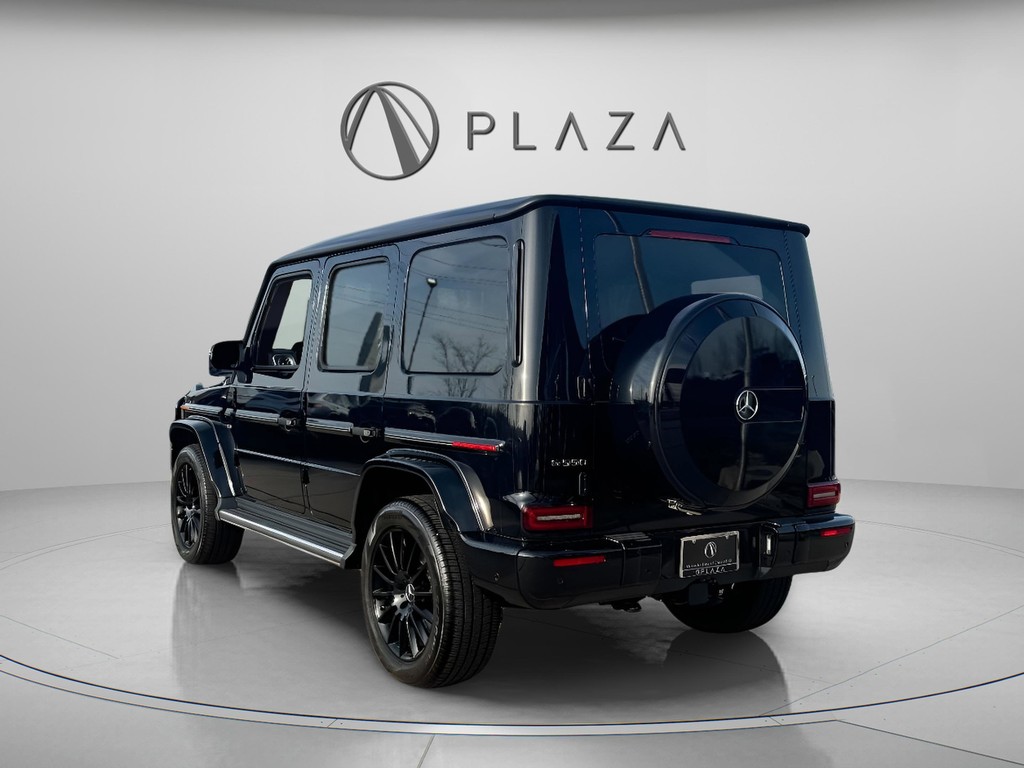Mercedes-Benz G-Class Vehicle Full-screen Gallery Image 04