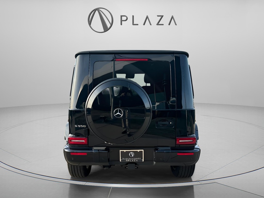 Mercedes-Benz G-Class Vehicle Full-screen Gallery Image 05