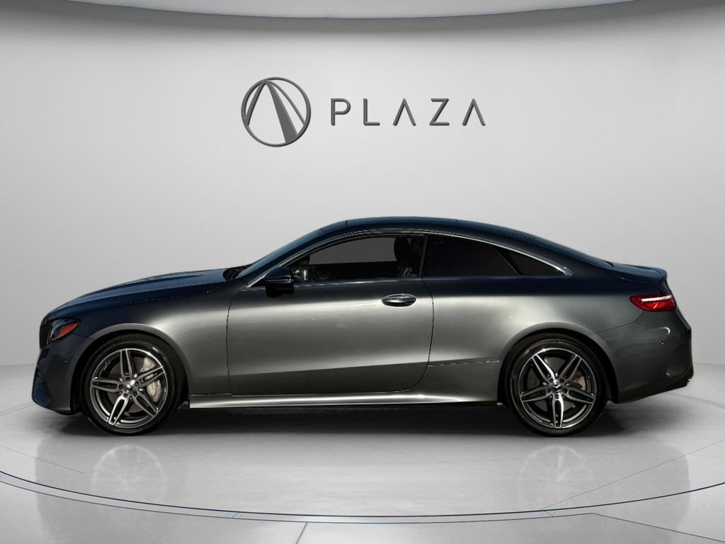 Mercedes-Benz E-Class Vehicle Full-screen Gallery Image 03