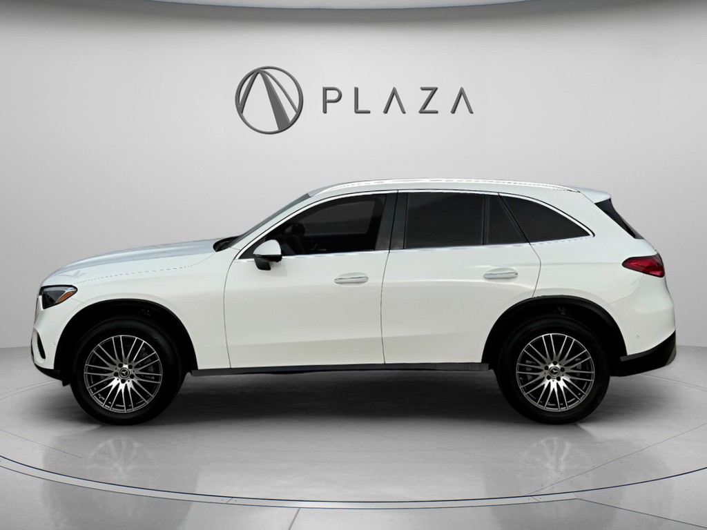 Mercedes-Benz GLC Vehicle Full-screen Gallery Image 03