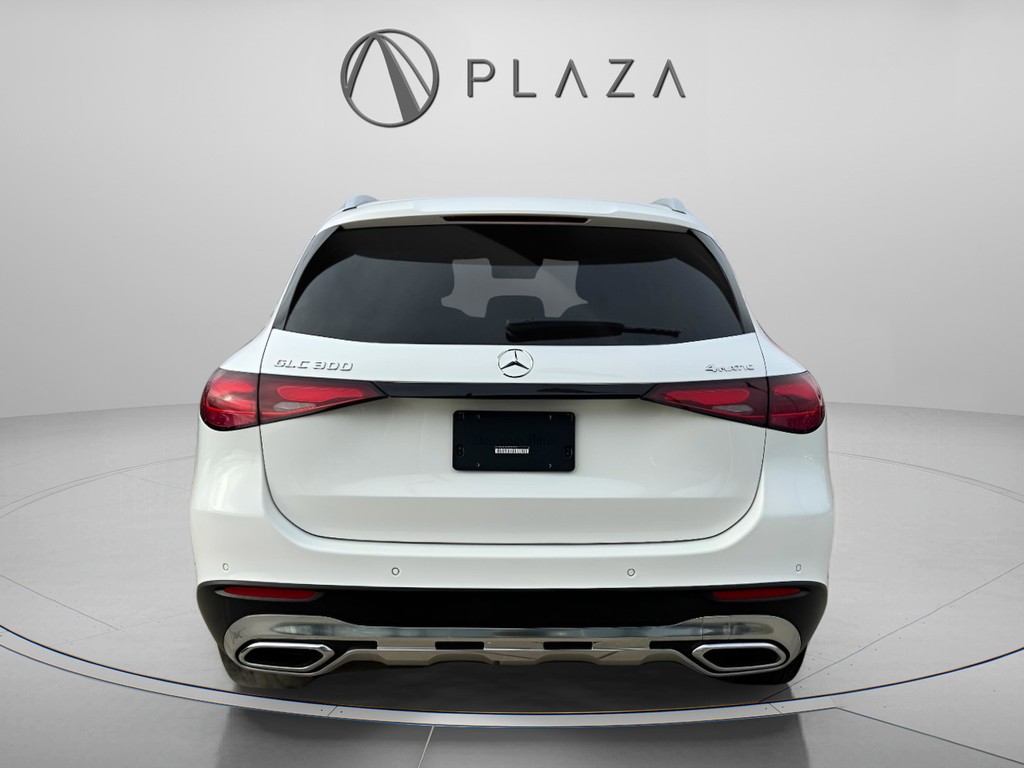 Mercedes-Benz GLC Vehicle Full-screen Gallery Image 05