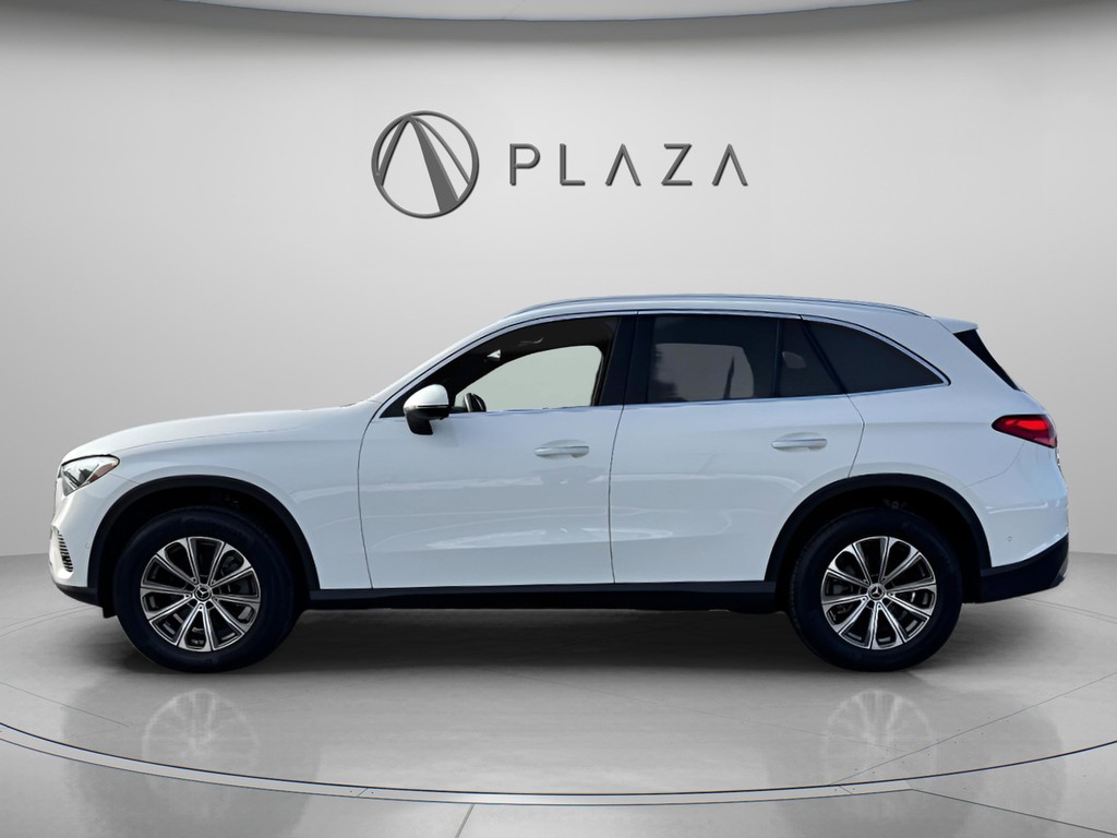 Mercedes-Benz GLC Vehicle Full-screen Gallery Image 03