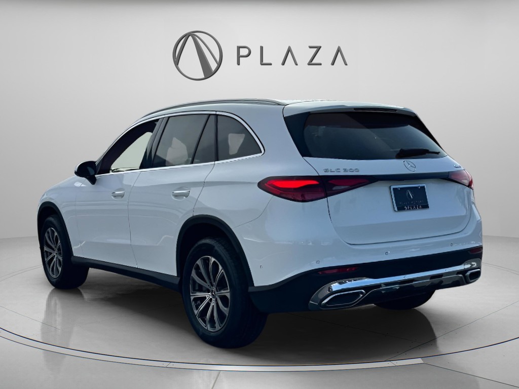 Mercedes-Benz GLC Vehicle Full-screen Gallery Image 04