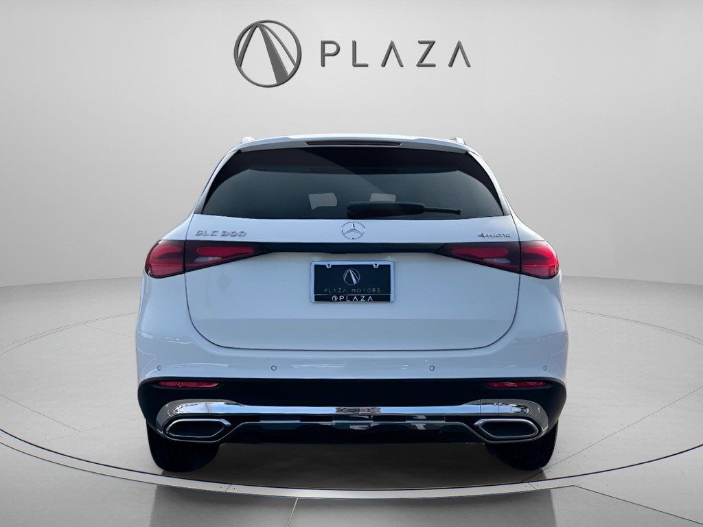 Mercedes-Benz GLC Vehicle Full-screen Gallery Image 05