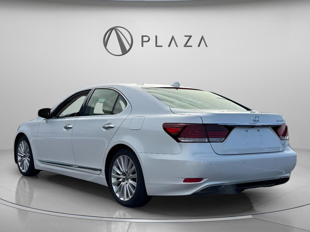 Lexus LS Vehicle Full-screen Gallery Image 04