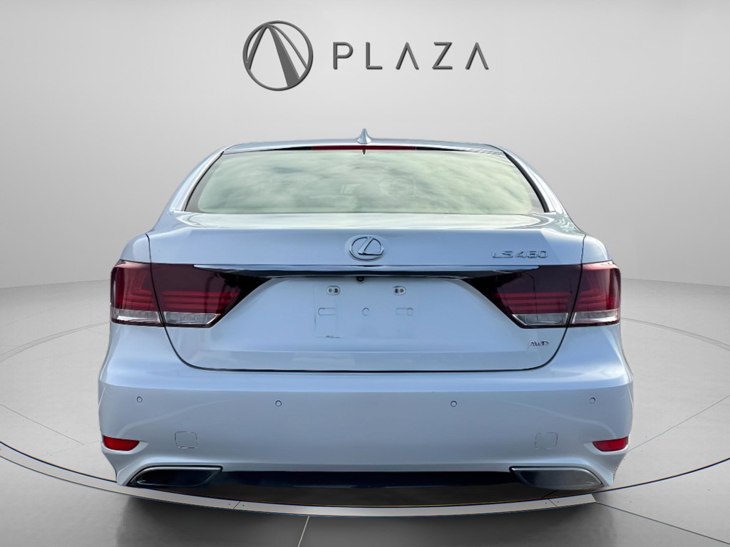 Lexus LS Vehicle Full-screen Gallery Image 05