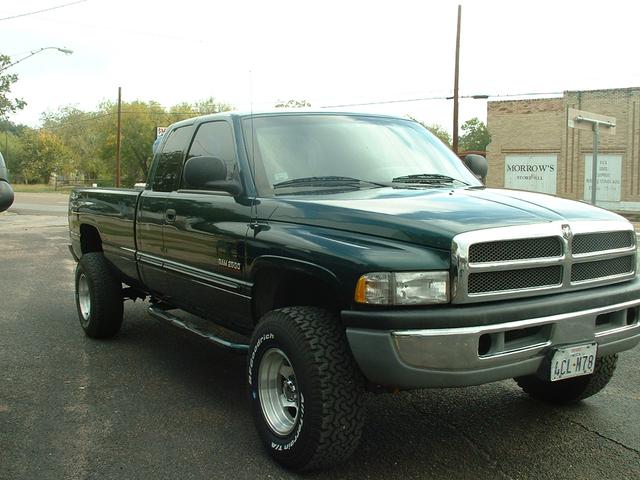 Dodge Ram 2500 Vehicle Full-screen Gallery Image 02