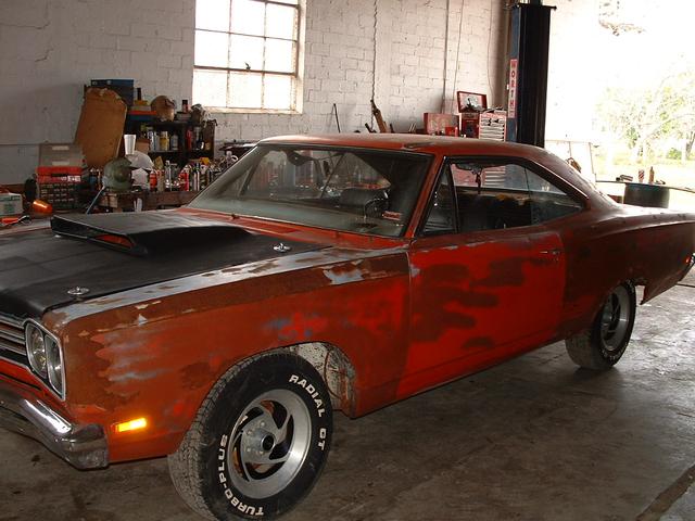 Plymouth Roadrunner Vehicle Full-screen Gallery Image 07