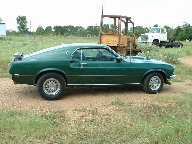 Ford Mustang Vehicle Full-screen Gallery Image 2