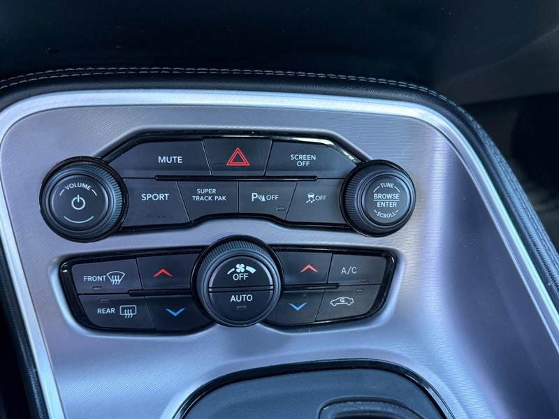 Dodge Challenger Vehicle Full-screen Gallery Image 19