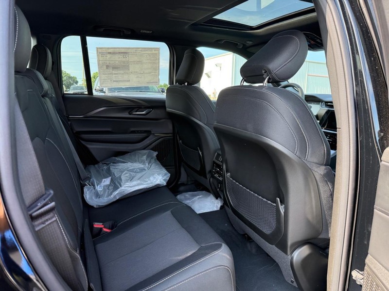 Jeep Grand Cherokee Vehicle Full-screen Gallery Image 6