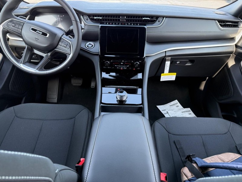 Jeep Grand Cherokee Vehicle Full-screen Gallery Image 7