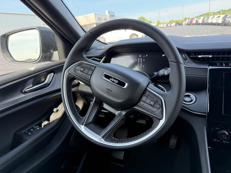 Jeep Grand Cherokee Vehicle Full-screen Gallery Image 8