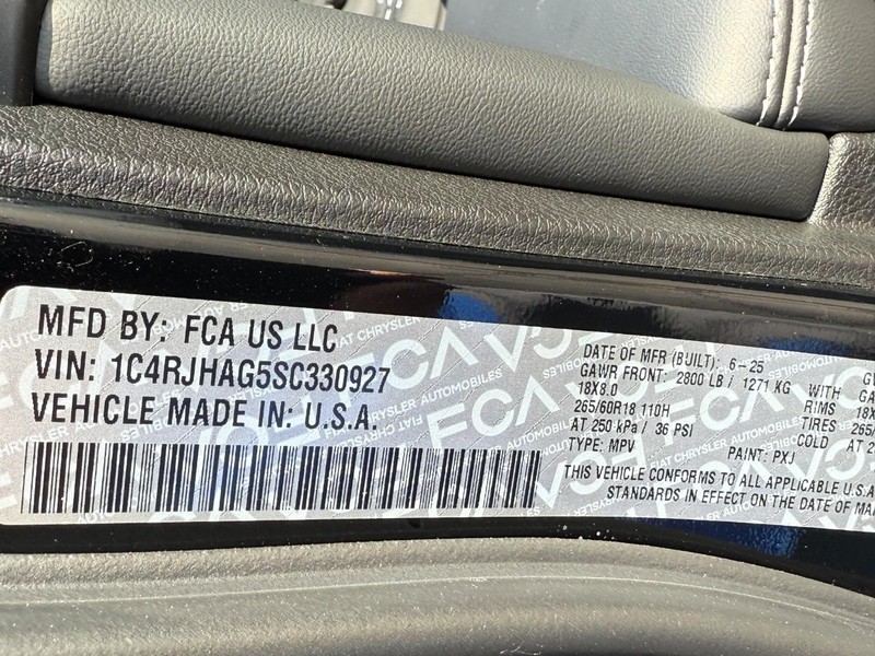 Jeep Grand Cherokee Vehicle Full-screen Gallery Image 16