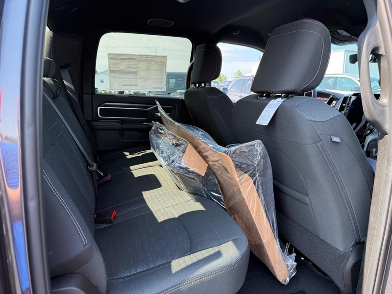 Ram 2500 Vehicle Full-screen Gallery Image 6