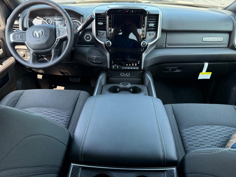 Ram 2500 Vehicle Full-screen Gallery Image 7