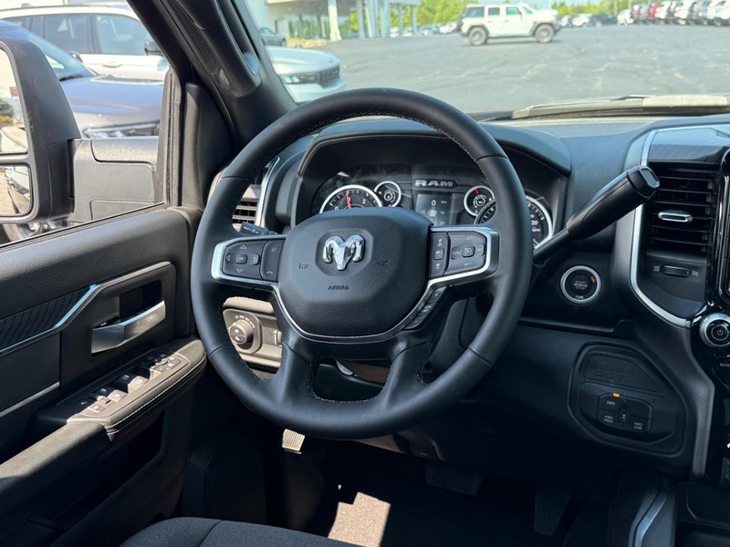 Ram 2500 Vehicle Full-screen Gallery Image 8