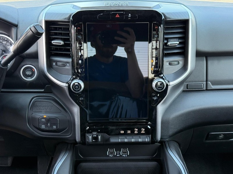 Ram 2500 Vehicle Full-screen Gallery Image 9