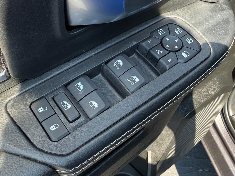 Ram 2500 Vehicle Full-screen Gallery Image 10