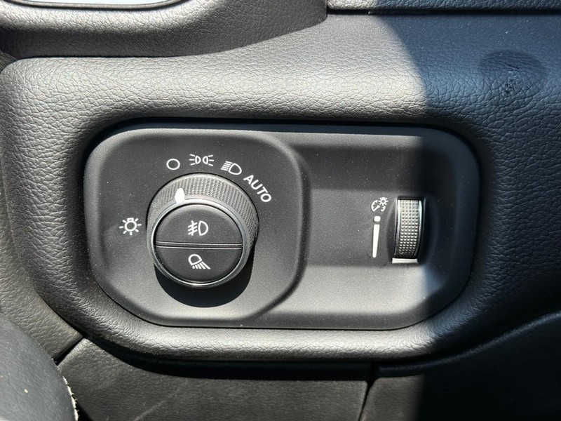 Ram 2500 Vehicle Full-screen Gallery Image 12