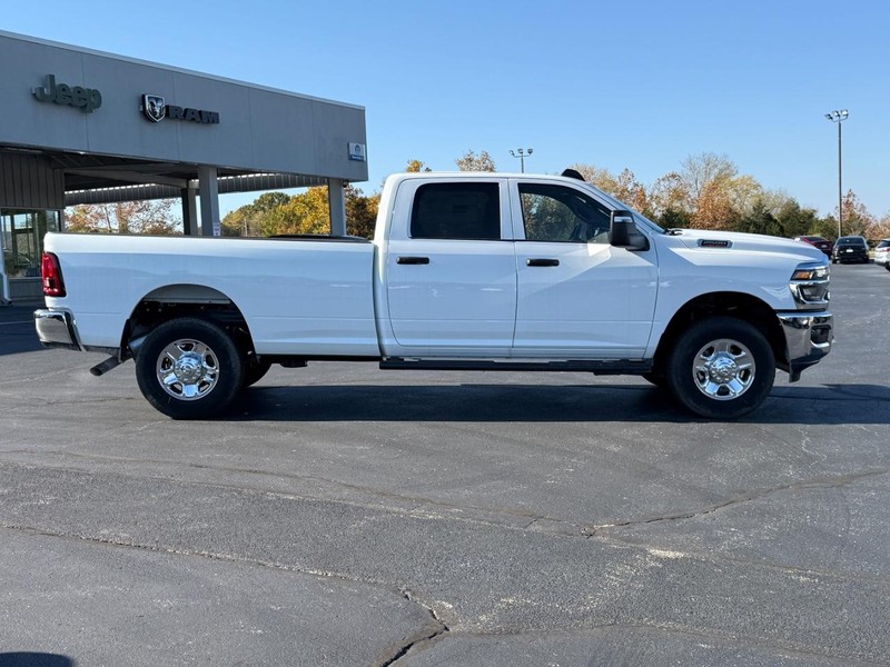 Ram 2500 Vehicle Full-screen Gallery Image 2