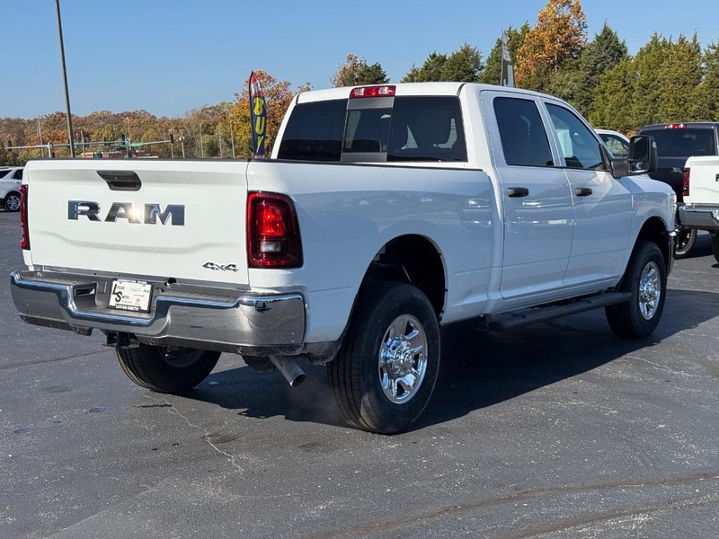 Ram 2500 Vehicle Full-screen Gallery Image 3