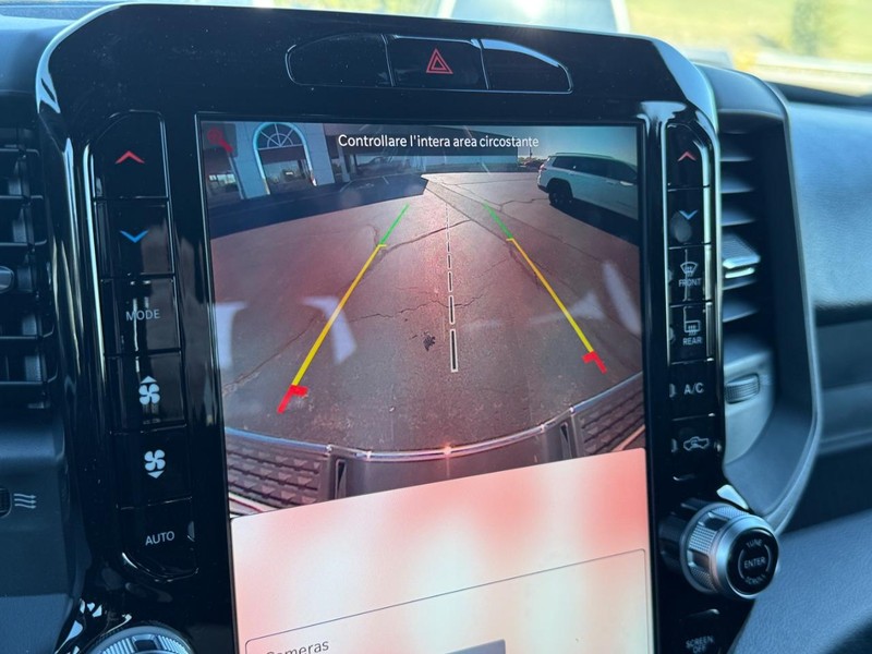 Ram 2500 Vehicle Full-screen Gallery Image 15