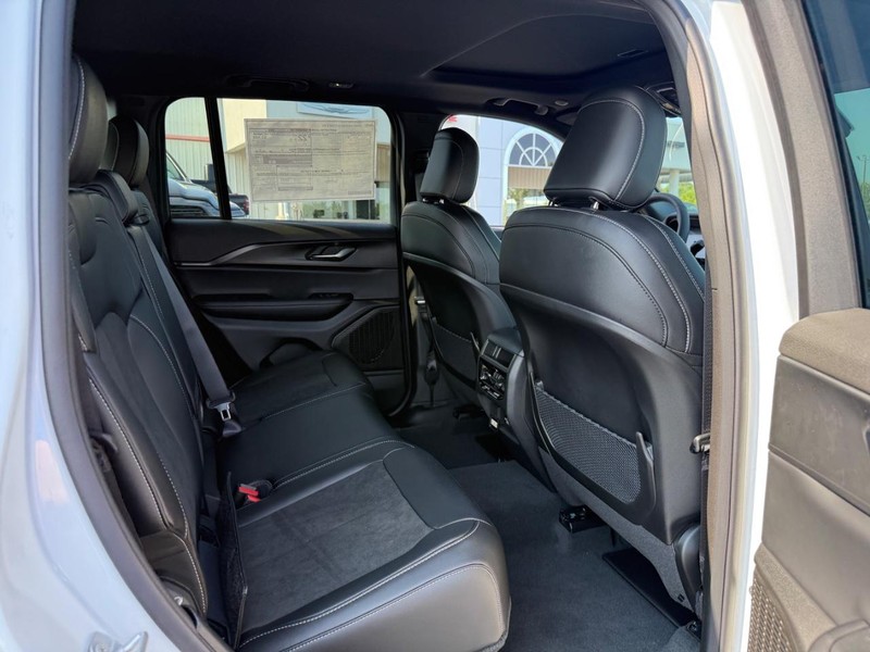 Jeep Grand Cherokee Vehicle Full-screen Gallery Image 5