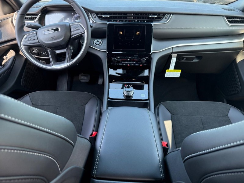 Jeep Grand Cherokee Vehicle Full-screen Gallery Image 6