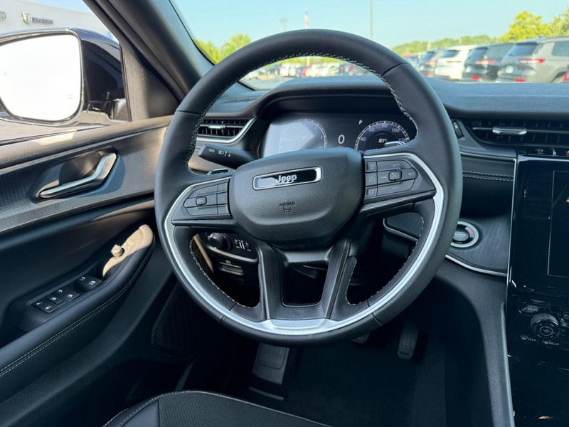 Jeep Grand Cherokee Vehicle Full-screen Gallery Image 7