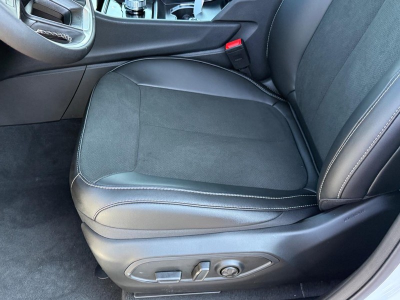 Jeep Grand Cherokee Vehicle Full-screen Gallery Image 10