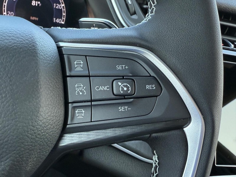 Jeep Grand Cherokee Vehicle Full-screen Gallery Image 12