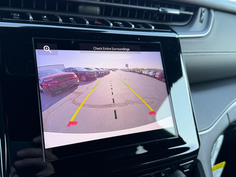 Jeep Grand Cherokee Vehicle Full-screen Gallery Image 14