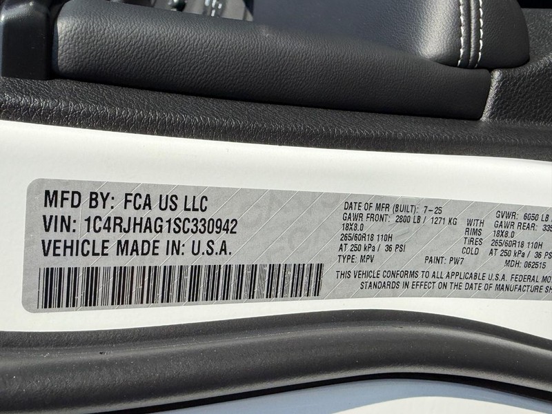 Jeep Grand Cherokee Vehicle Full-screen Gallery Image 16