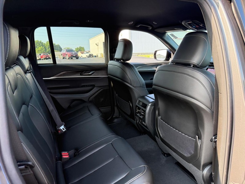 Jeep Grand Cherokee Vehicle Full-screen Gallery Image 6