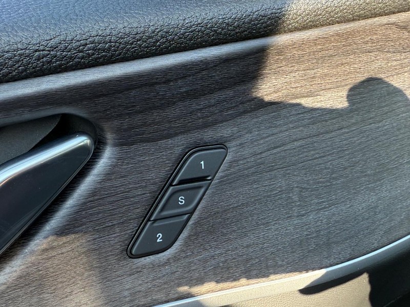 Jeep Grand Cherokee Vehicle Full-screen Gallery Image 11