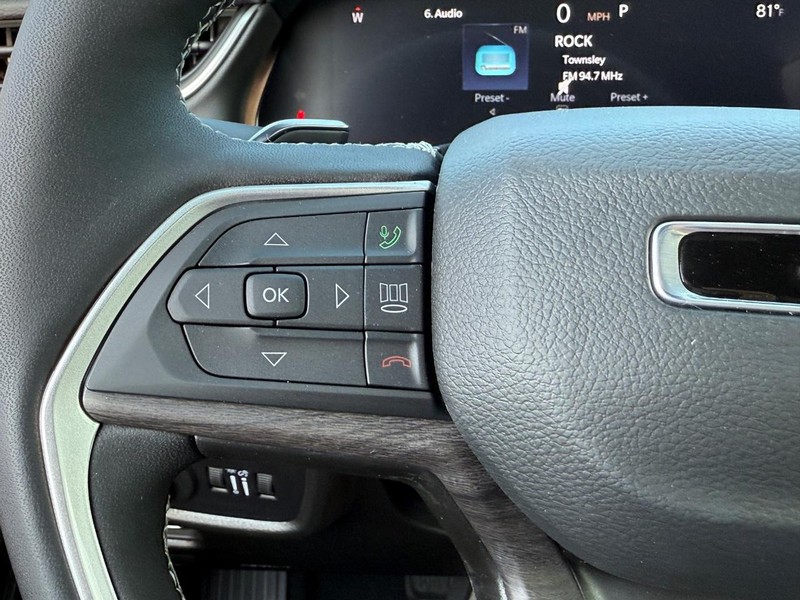 Jeep Grand Cherokee Vehicle Full-screen Gallery Image 13