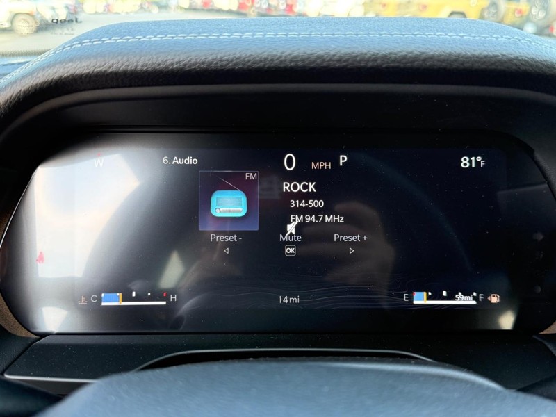 Jeep Grand Cherokee Vehicle Full-screen Gallery Image 15