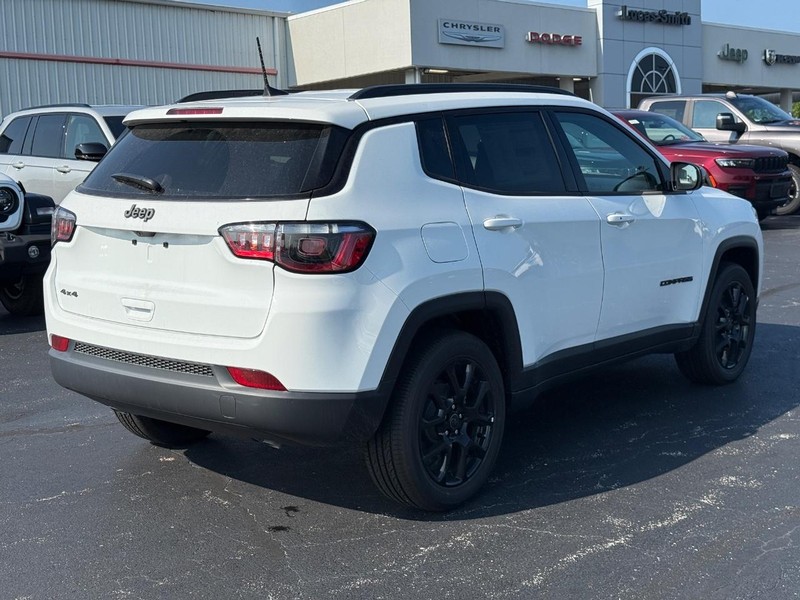 Jeep Compass Vehicle Full-screen Gallery Image 3