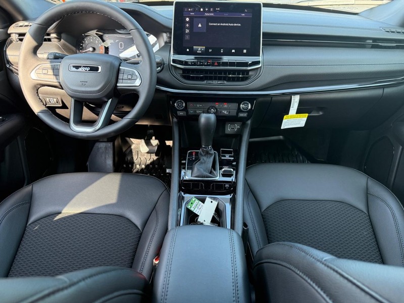 Jeep Compass Vehicle Full-screen Gallery Image 6