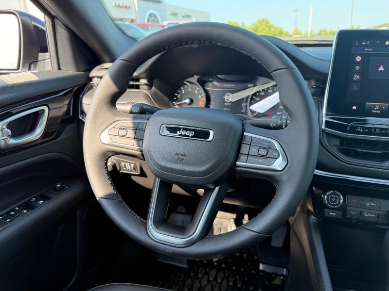 Jeep Compass Vehicle Full-screen Gallery Image 7