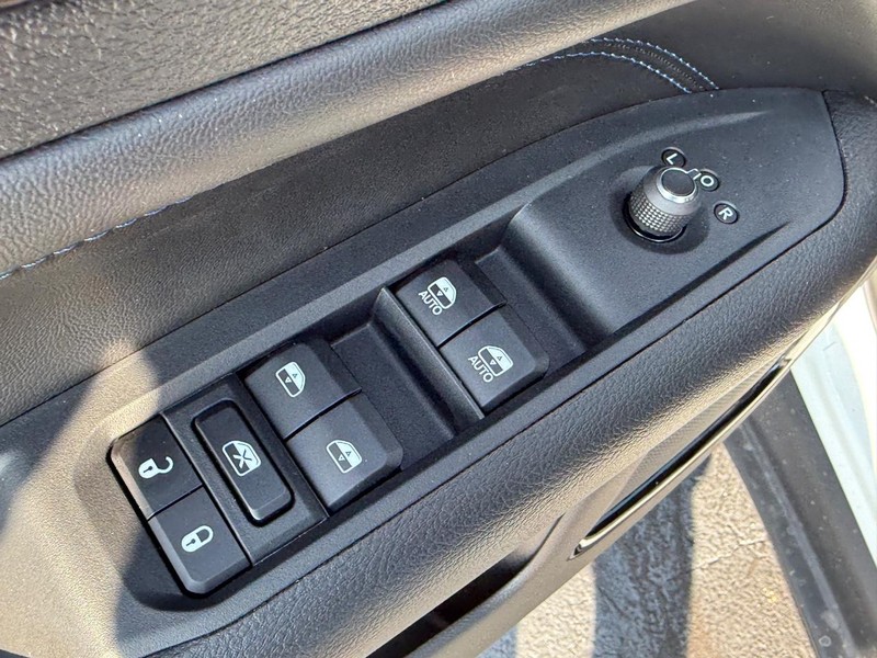 Jeep Compass Vehicle Full-screen Gallery Image 9