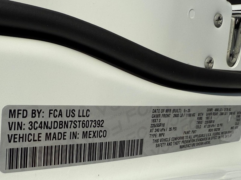 Jeep Compass Vehicle Full-screen Gallery Image 14