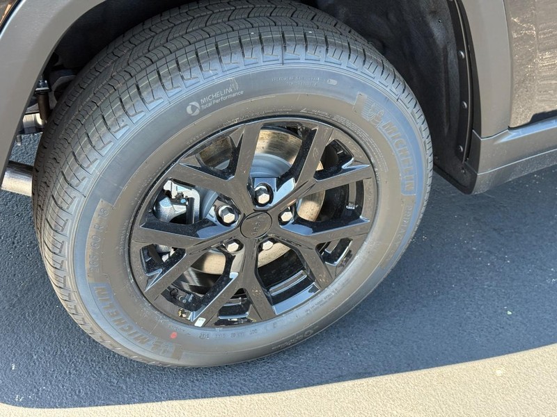 Jeep Grand Cherokee L Vehicle Full-screen Gallery Image 4