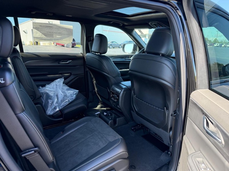 Jeep Grand Cherokee L Vehicle Full-screen Gallery Image 5