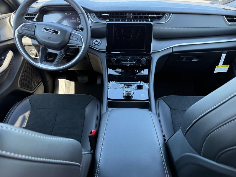 Jeep Grand Cherokee L Vehicle Full-screen Gallery Image 6