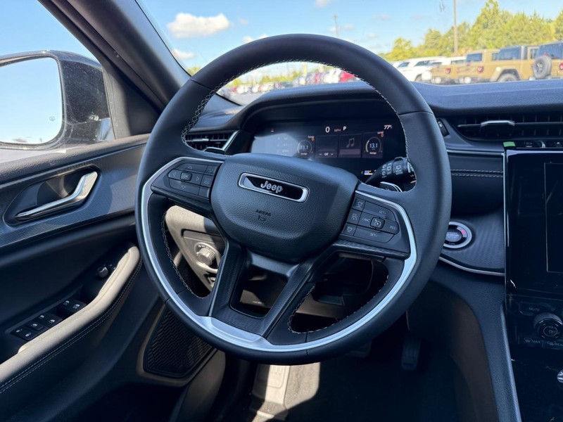 Jeep Grand Cherokee L Vehicle Full-screen Gallery Image 7